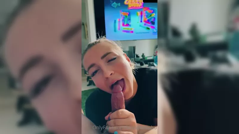 BlondeAdobo Bounces on Cock in Amateur Sex Tape Video