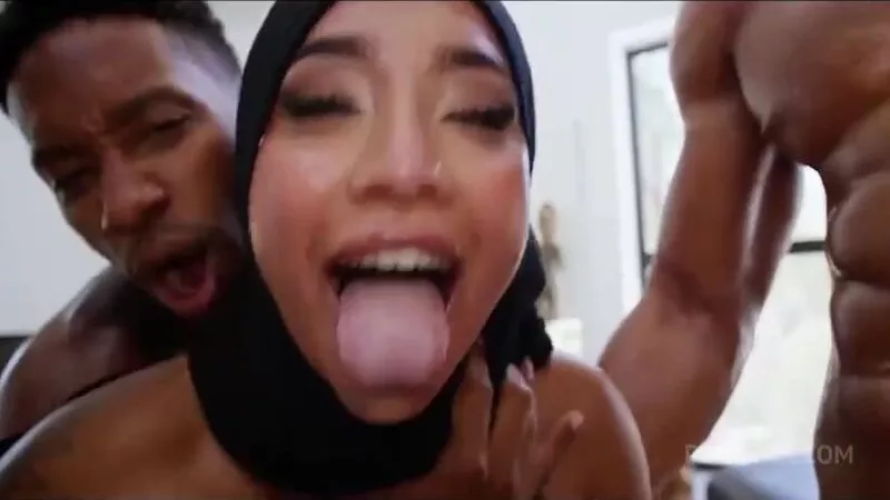 Ясмина Хан участвует в групповом сексе в видео с обнаженной групповой оргией.