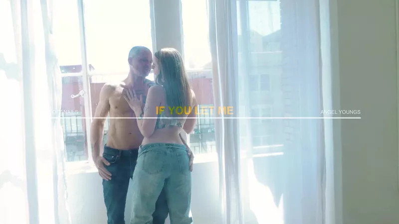 Angel Youngs teases her bare ass in stunning video