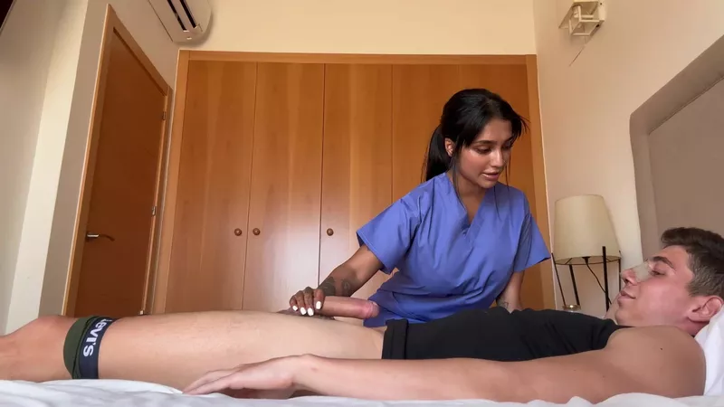 Ясмина Хан дразнит свою медсестру с большой попой, пациент наполняет ее задницу спермой.