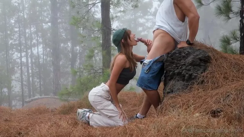 Anna Ralphs, OnlyFans'te sızdırılan videosunda açık havada penis emme eylemiyle ilgili ipuçları veriyor.