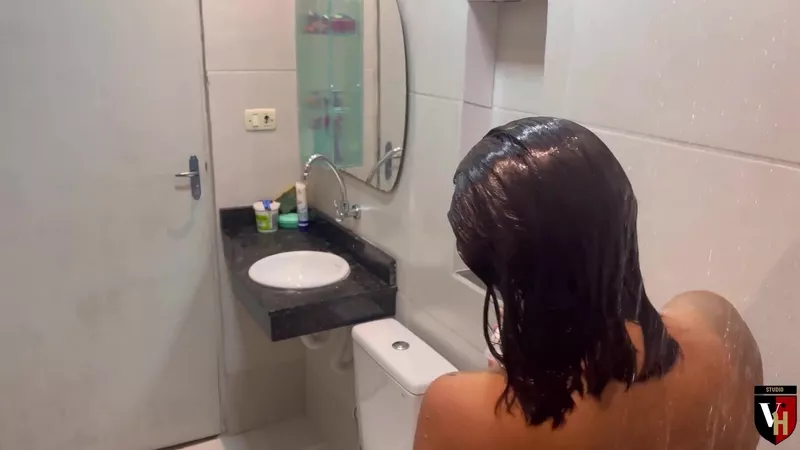 湯気の立つお風呂で挑発する美女