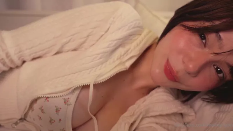 Maimy'nin ASMR'si, sızdırılan sarılma rol yapma videosunda alaycı bir şekilde gösteriliyor.