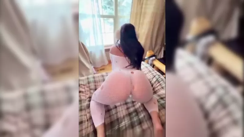 艾米丽·里瑙多性爱录像带泄露，看她在卧室里吞下一根粗大的白人阴茎