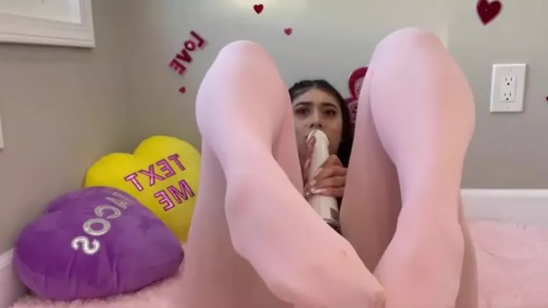 Violet Myers Pussy Squirting Action in Leaked Sex Video