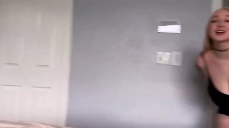 Skylar Vox veröffentlichte ein geleaktes Sextape, in dem eine großbusige Goth-Schönheit ihren geilen Stiefbruder neckt.