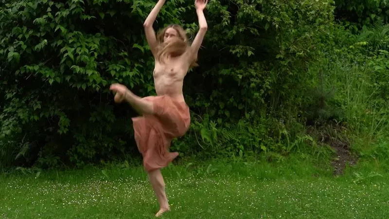 Loirinha Magrinha Teases Naked Ballet Moves in Wild Outdoor Video