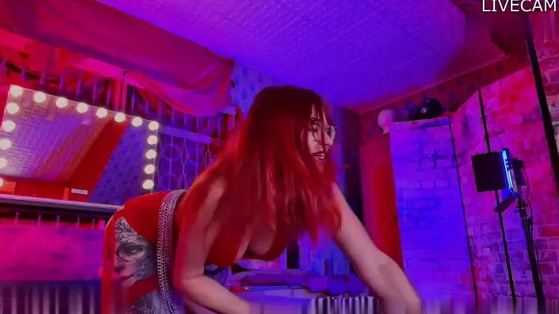 Mature Cam Girl Pleasures Herself During Live Broadcast