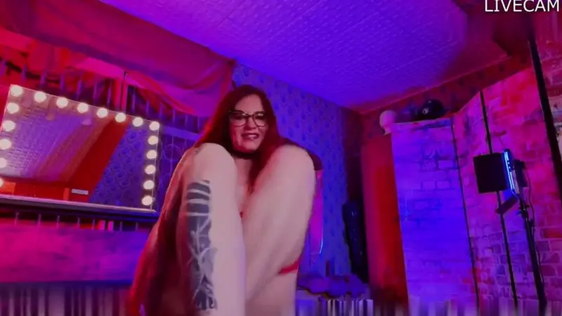 Mature Cam Girl Pleasures Herself During Live Broadcast