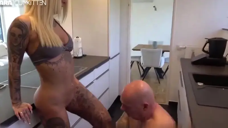 Lara Cumkitten Moans While Receiving Oral And Squats To Pee In The Kitchen