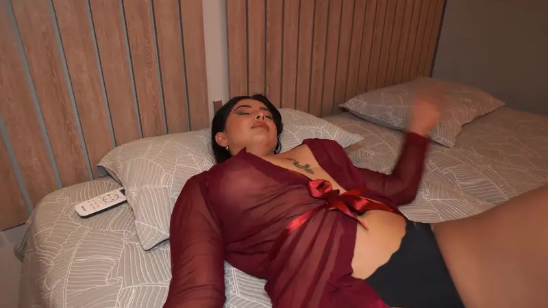 Busty Stepmom Seduces Her Ripped Stepson In His Bedroom