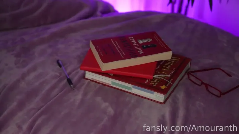 Sexy Amouranth Fansly Schulmädchen Strip-Video geleakt
