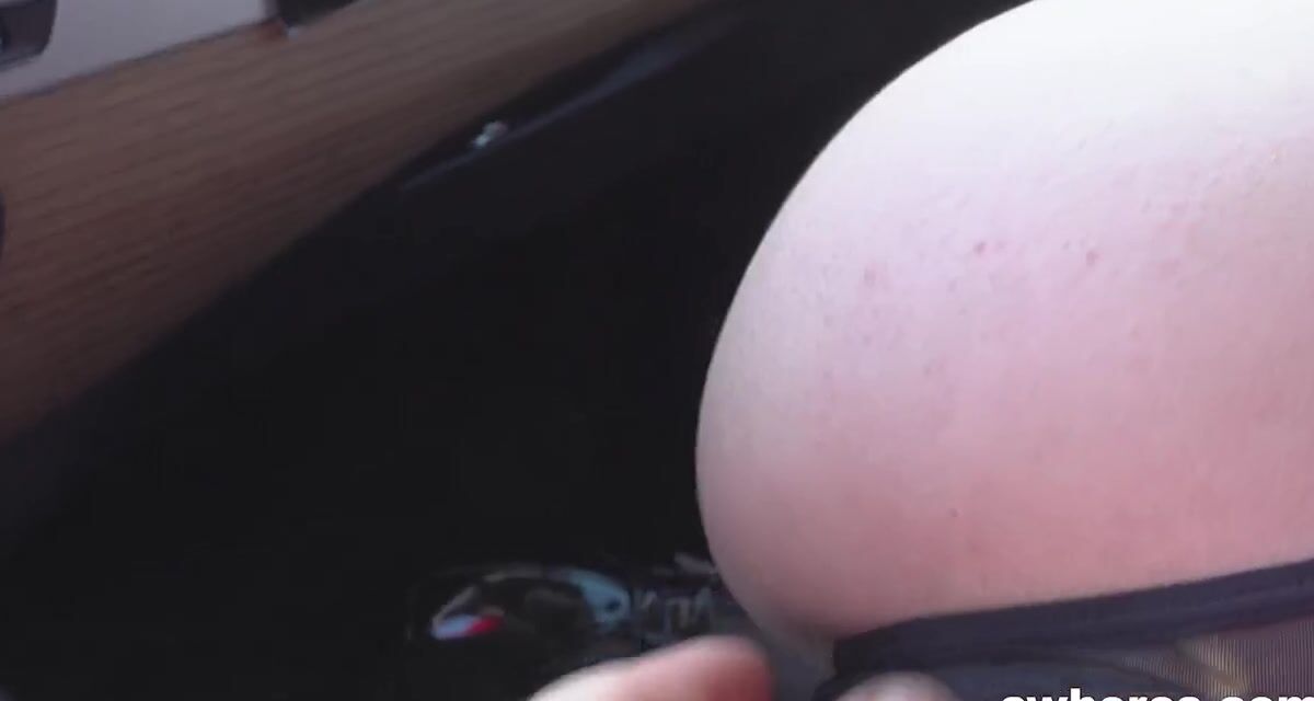 Vitoria Von Teese Fucks In A Luxury Car Ride