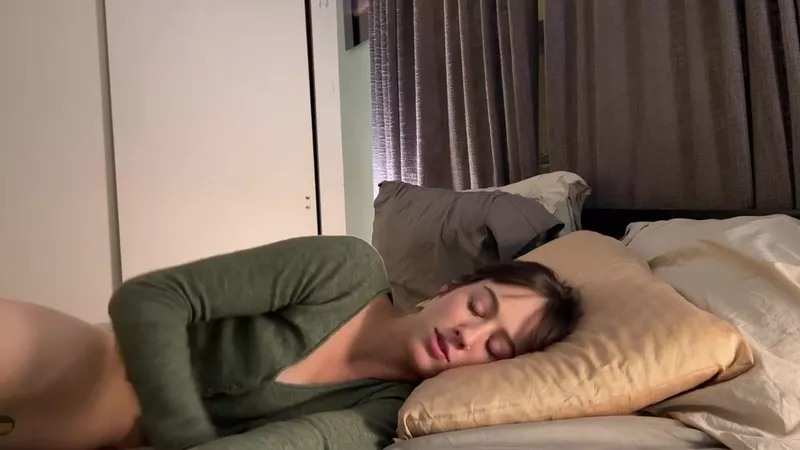 Jules Ari Starts Her Day with a Morning Boner Video Leaked