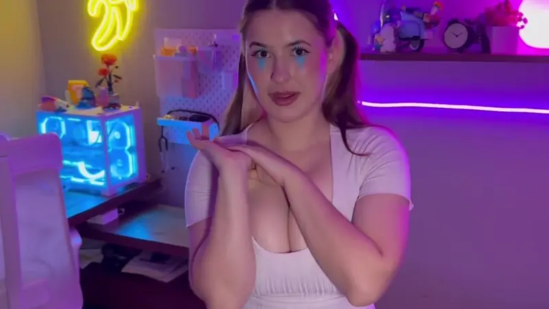 Bananapotato333 The Clown Performer Gets Creamed On Her Tits