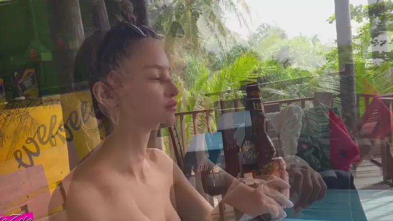 Solazola Gives A Stealthy Blowjob By The Shore