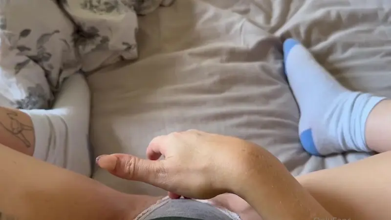 MacBuff Teases Her Soaked Pussy With Fingers And Vibrator