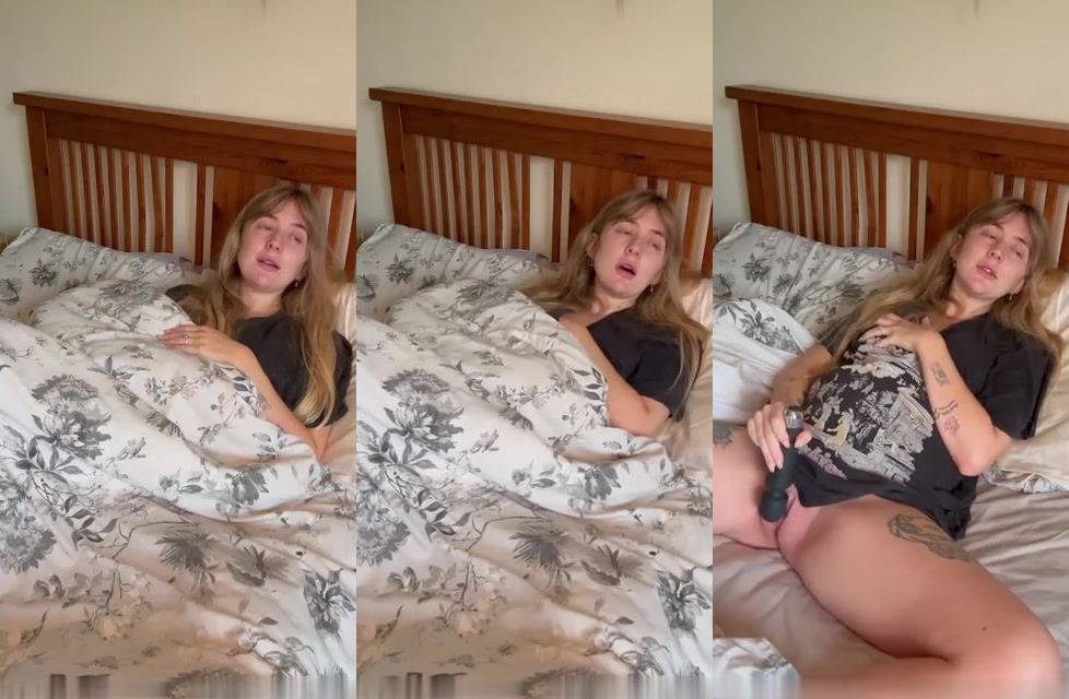 Macbuff Teases Her Wet Pussy With A Magic Wand
