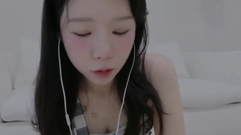 Yeonchu Gets ASMR Ear Piercing In Tattoo Parlor Roleplay