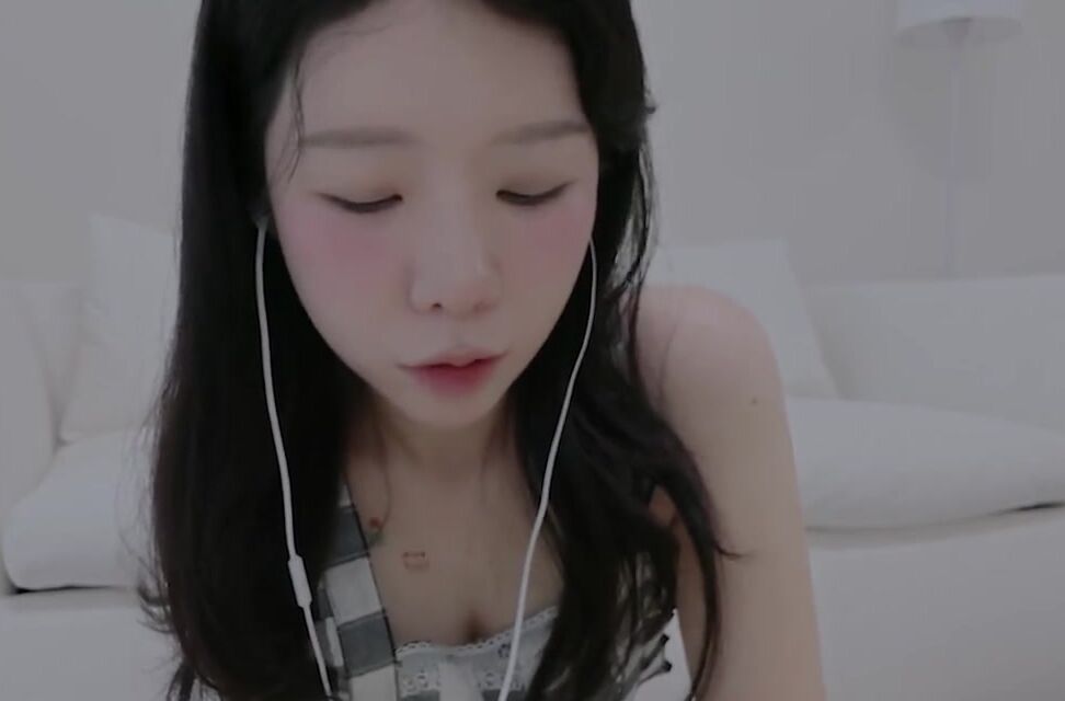 Yeonchu Gets ASMR Ear Piercing In Tattoo Parlor Roleplay