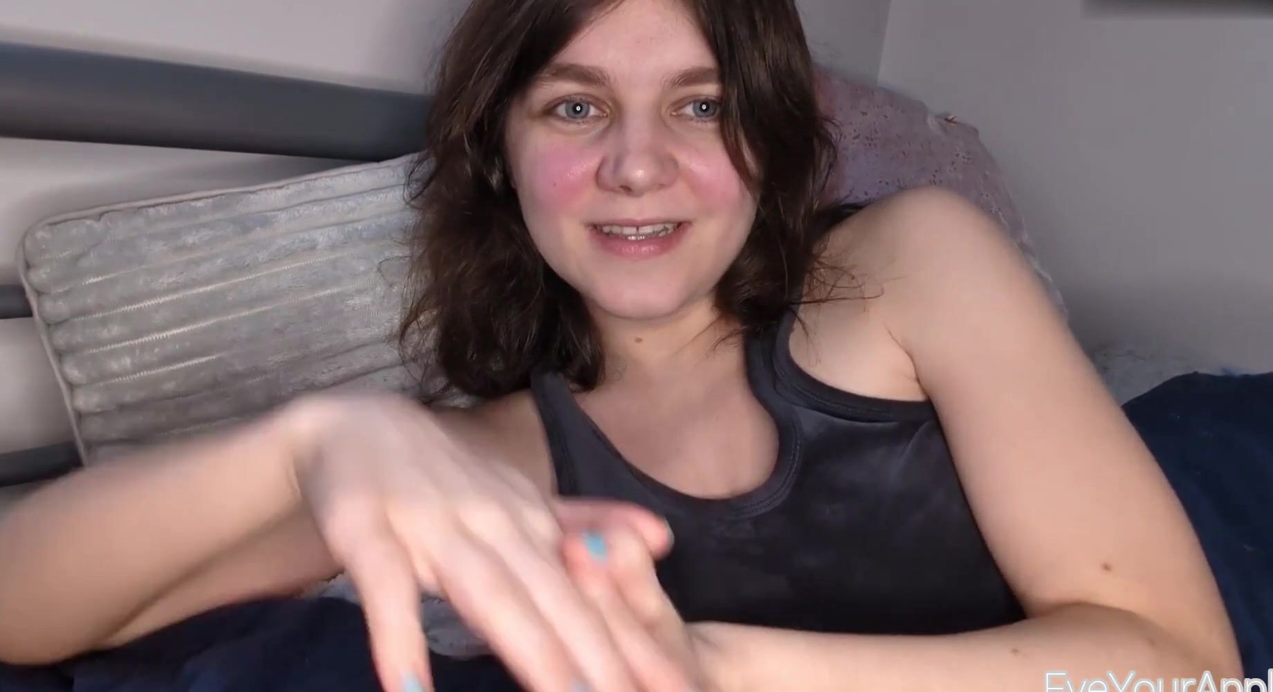 EveYourApple Plays Truth Or Dare With Sister In Bed