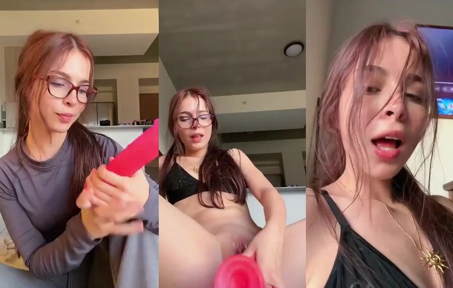 Suunnhoneyy Gushes Repeatedly Riding Her Vibrating Dildo