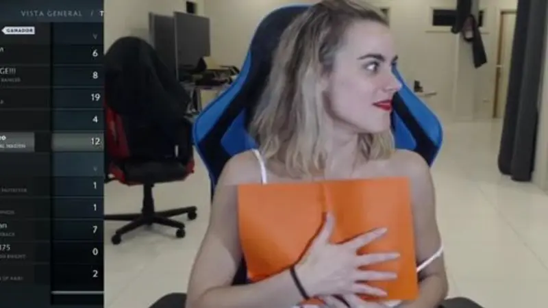 Gamer Girl Exposes Nipple During Live Stream
