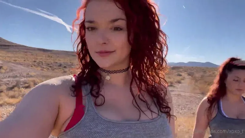 Утекло видео с лесбийской игрой Тати Эванс и демонстрацией груди.