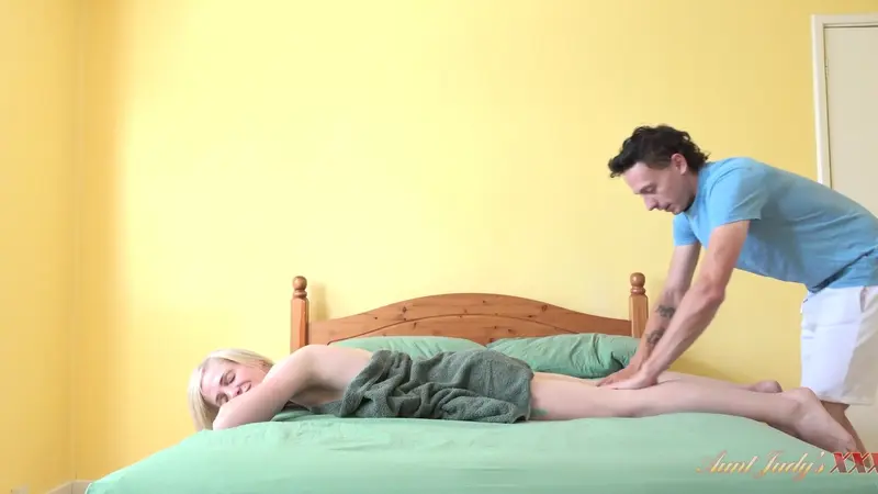 Scarlett St Claire Receives A Cumshot From Her Masseur