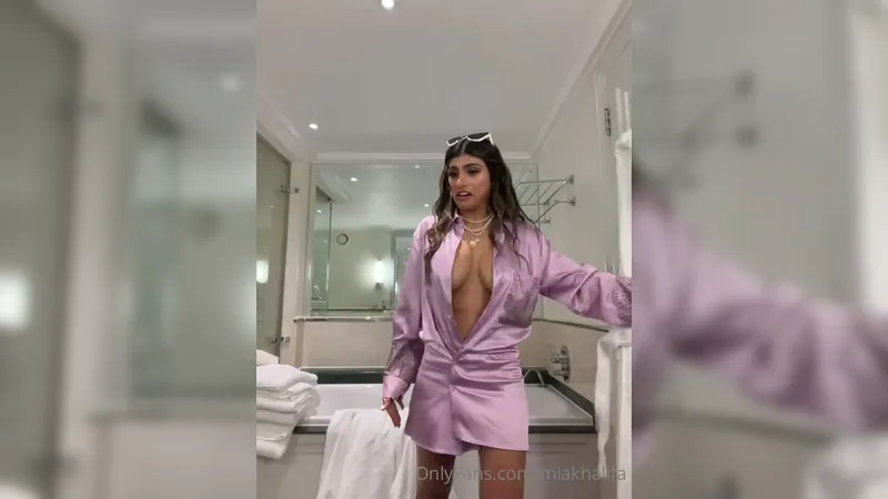 Mia Khalifa Bouncing Her Big Booty Before Take A Bath Onlyfans Leaked Video