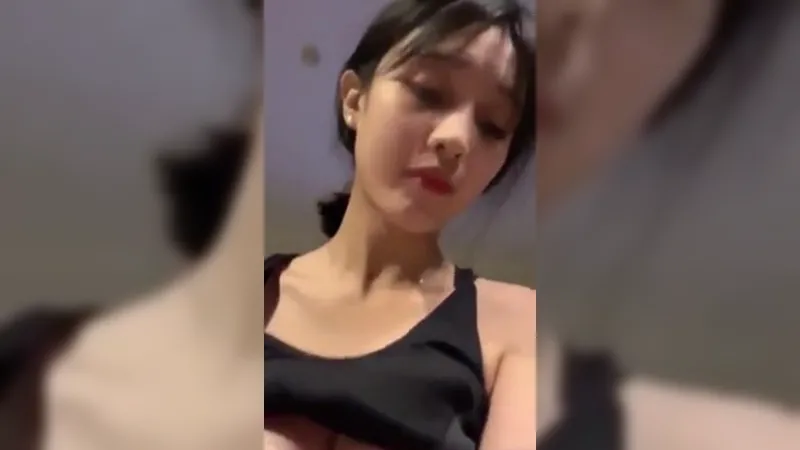 美しいかわいいアジアの女の子が巨大な乳首でディックに乗る