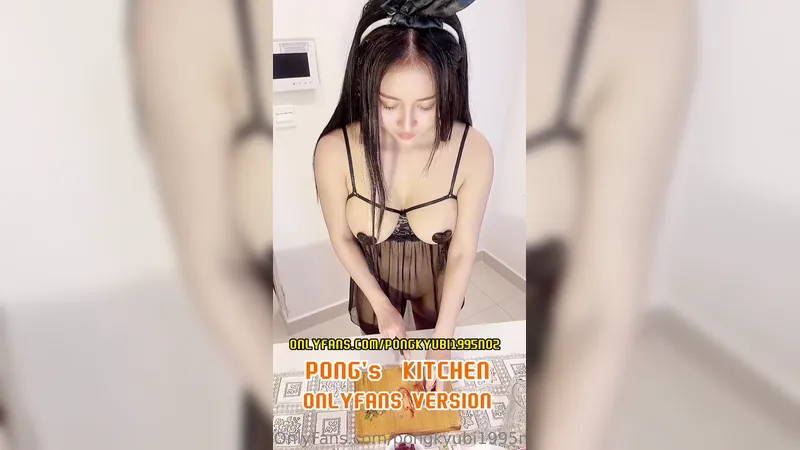 Pong Kyubi Making Her Favorite Smoothie Boobs Out In Kitchen Onlyfans Leaked Video