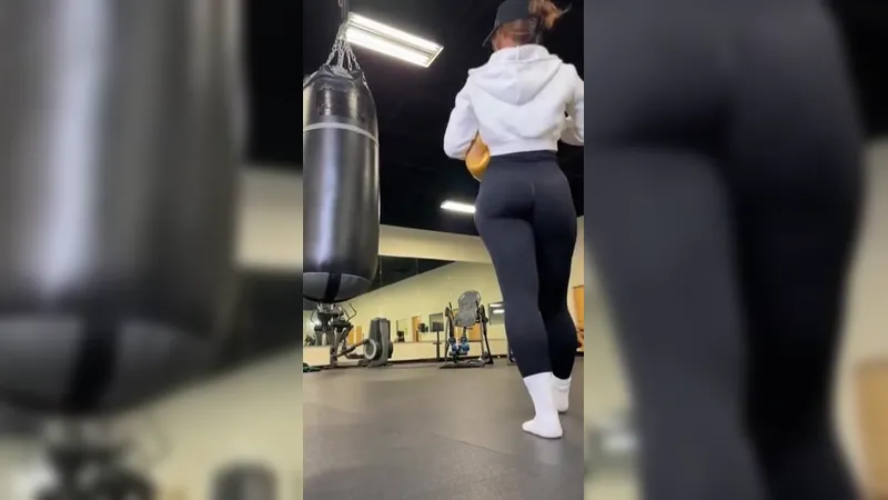 Sexy Fitnessstudio-Mädchen lutscht den Schwanz eines Fremden und wird im Fitnessstudio gefickt (Video)