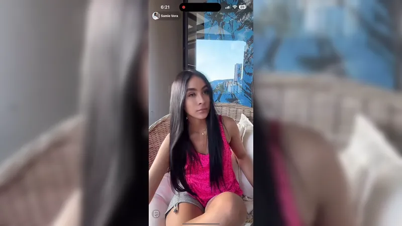 Samie Vera, ateşli bir güzel olarak canlı yayında ayaklarını gösteriyor ve hayranlarının sorularına cevap veriyor.