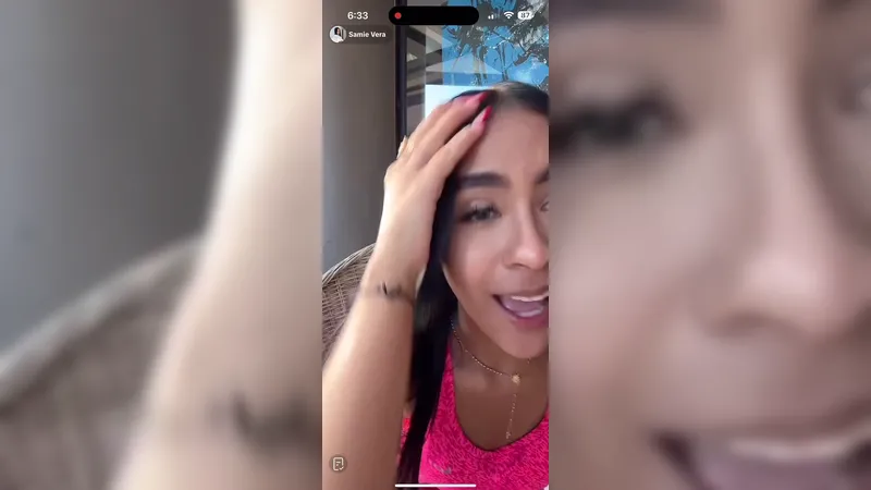 Samie Vera, ateşli bir güzel olarak canlı yayında ayaklarını gösteriyor ve hayranlarının sorularına cevap veriyor.