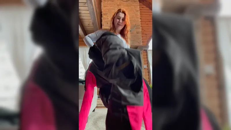 Isla Moon Busty Girl Trying to wear a Jacket Pijama Onlyfans Video