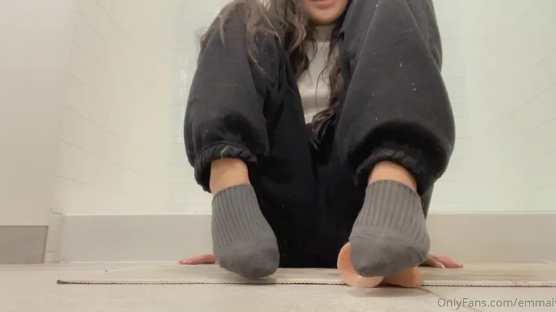 Emmalvx Asian Chick Takes Off Her Cloths And Bounces On a Dildo Onlyfans Video