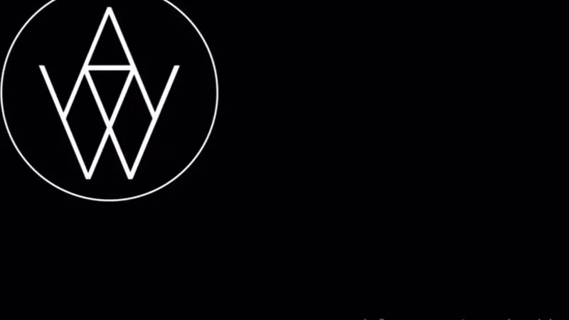 身材火辣、胸部丰满的安吉拉·怀特勾引了一个男人，并在OnlyFans视频中被他同时插入了两个洞。