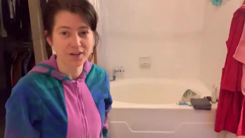 Heidi Lee Bocanegra Naked Cleaning Her Body Video