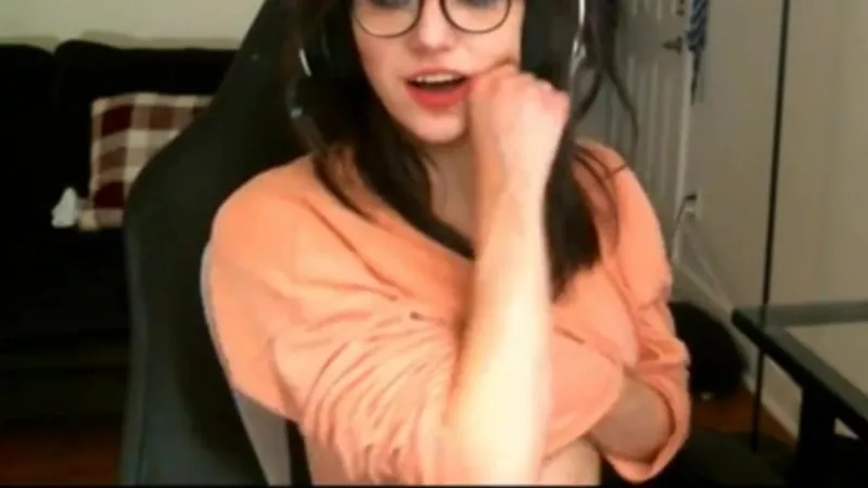 AeviMari Twitch Streamer Tricked into Boob Slip