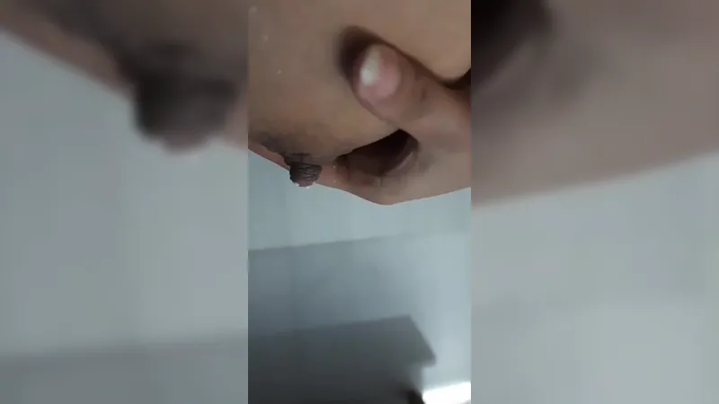 Resmi r nair munge il suo fantastico seno, video trapelato