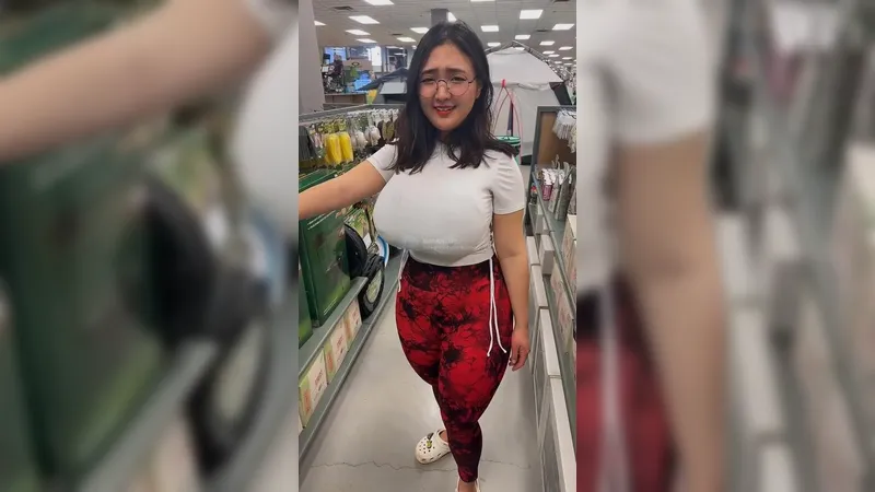 Aroomi Kim Outdoor Shopping Without Bra Hard Titties Seethrough Leaked Video