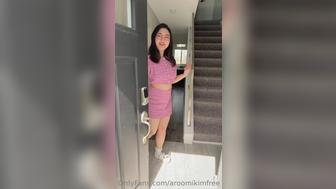 Aroomi kim, también conocida como Servelilith, chupa una gran polla y se la follan duro en la mesa mientras muestra sus tetas (video filtrado de OnlyFans)